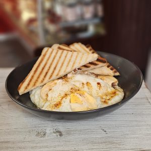 Яйца на очи със сирене