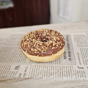 Донът шоколад с пълнеж лешников крем