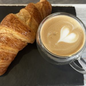 Капучино и кроасан