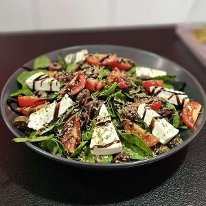 Салата със спанак и сирене Манури