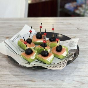 Хапки краставици със сьомга